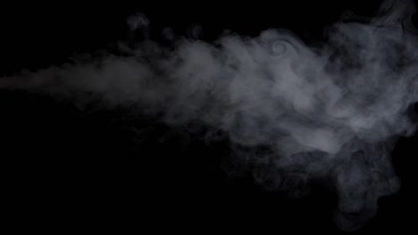 nube de humo sobre un fondo negro