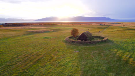 Grafarkirkja-La-Iglesia-De-Césped-Más-Antigua-De-La-Pradera-De-Islandia-Bajo-Una-Increíble-Puesta-De-Sol