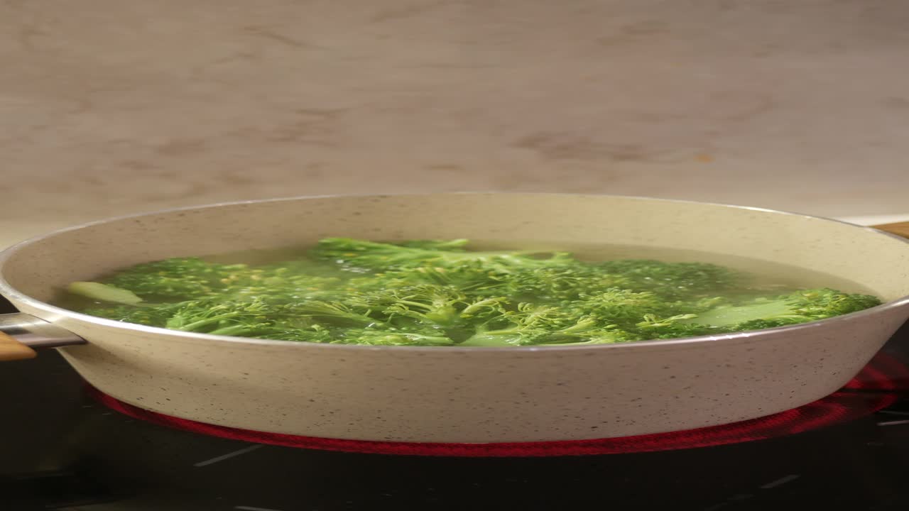 Broccoli che bollono in una pentola