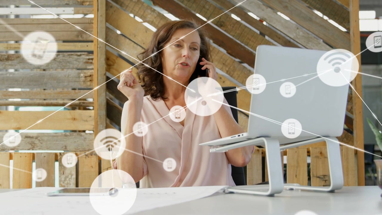 Donna che telefona, avviando una sovrapposizione tecnologica Wi-Fi che si espande attraverso l'inquadratura e controllando la rete.