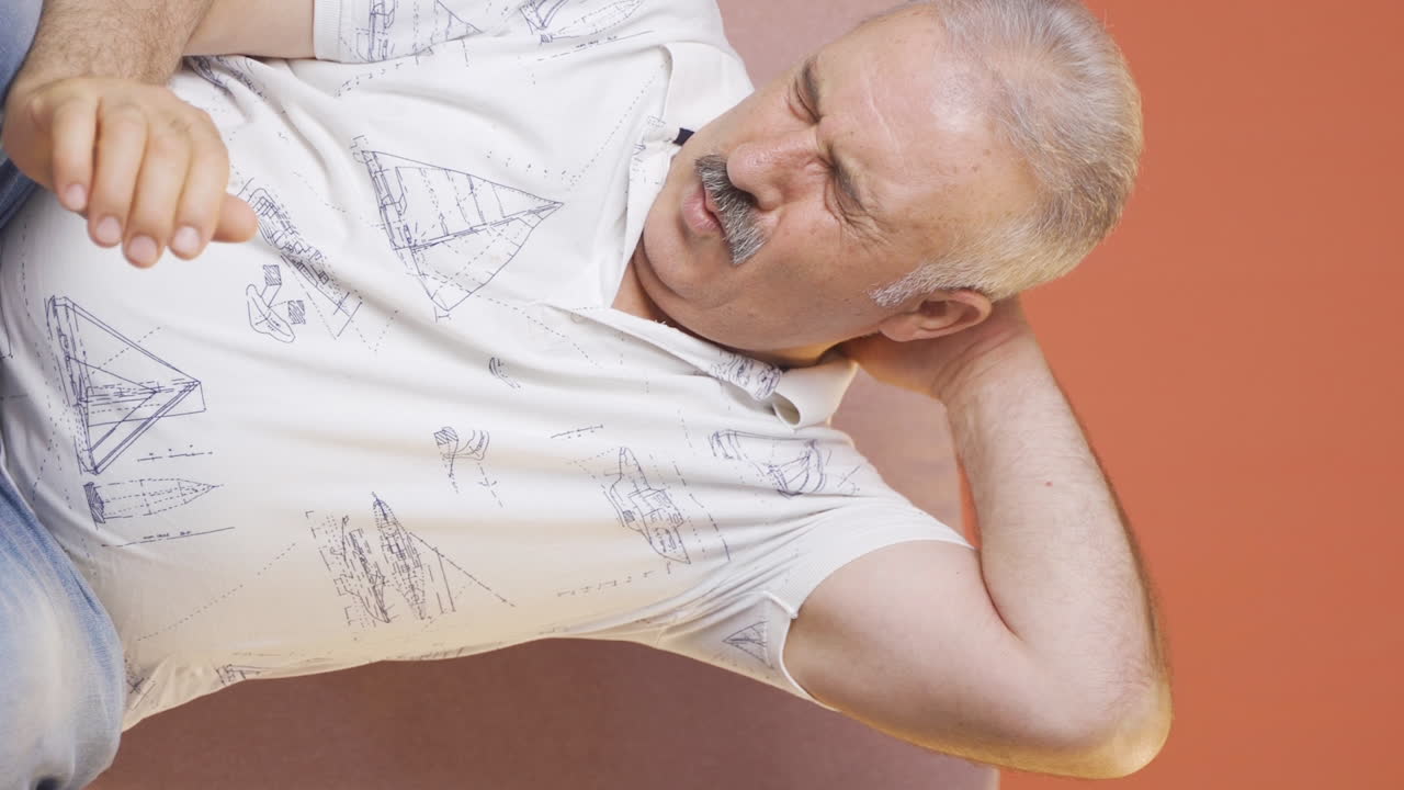 목에 통증이 있는  ⁇ 은이의 수직 비디오.