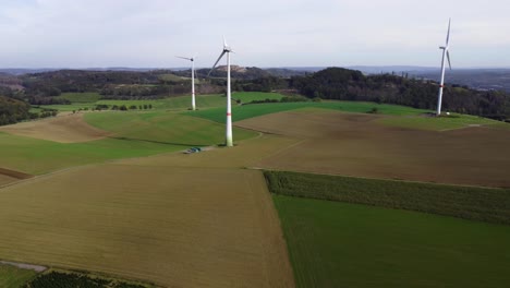 Drohnenaufnahme-Von-Windrädern-über-Grünen-Feldern