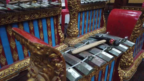 Instrumentos-Musicales-De-Gamelán-Exhibidos-En-El-Escenario,-En-Bali,-Indonesia,-Arte-De-Percusión