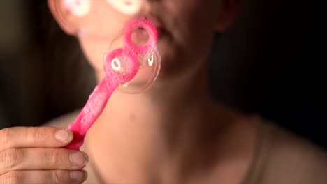macro cámara lenta labios soplando burbujas en la cámara