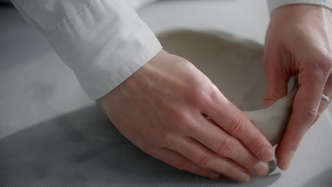 점토 그 을 형성 하는 손 들