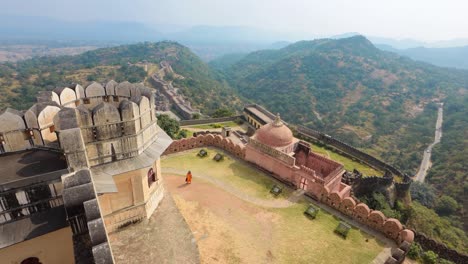 Kumbhalgarh-Es-Una-Fortaleza-De-Mewar-En-La-Cordillera-Occidental-De-Las-Colinas-De-Aravalli,-En-El-Distrito-De-Rajsamand-Cerca-De-Udaipur-Del-Estado-De-Rajasthan-En-El-Oeste-De-La-India.