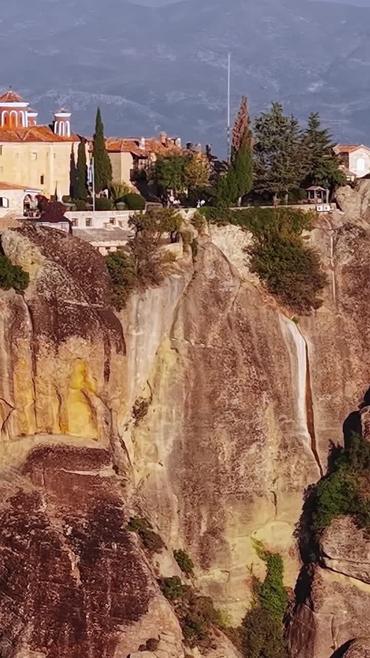 Monasterio en un acantilado en Grecia a plena luz del día