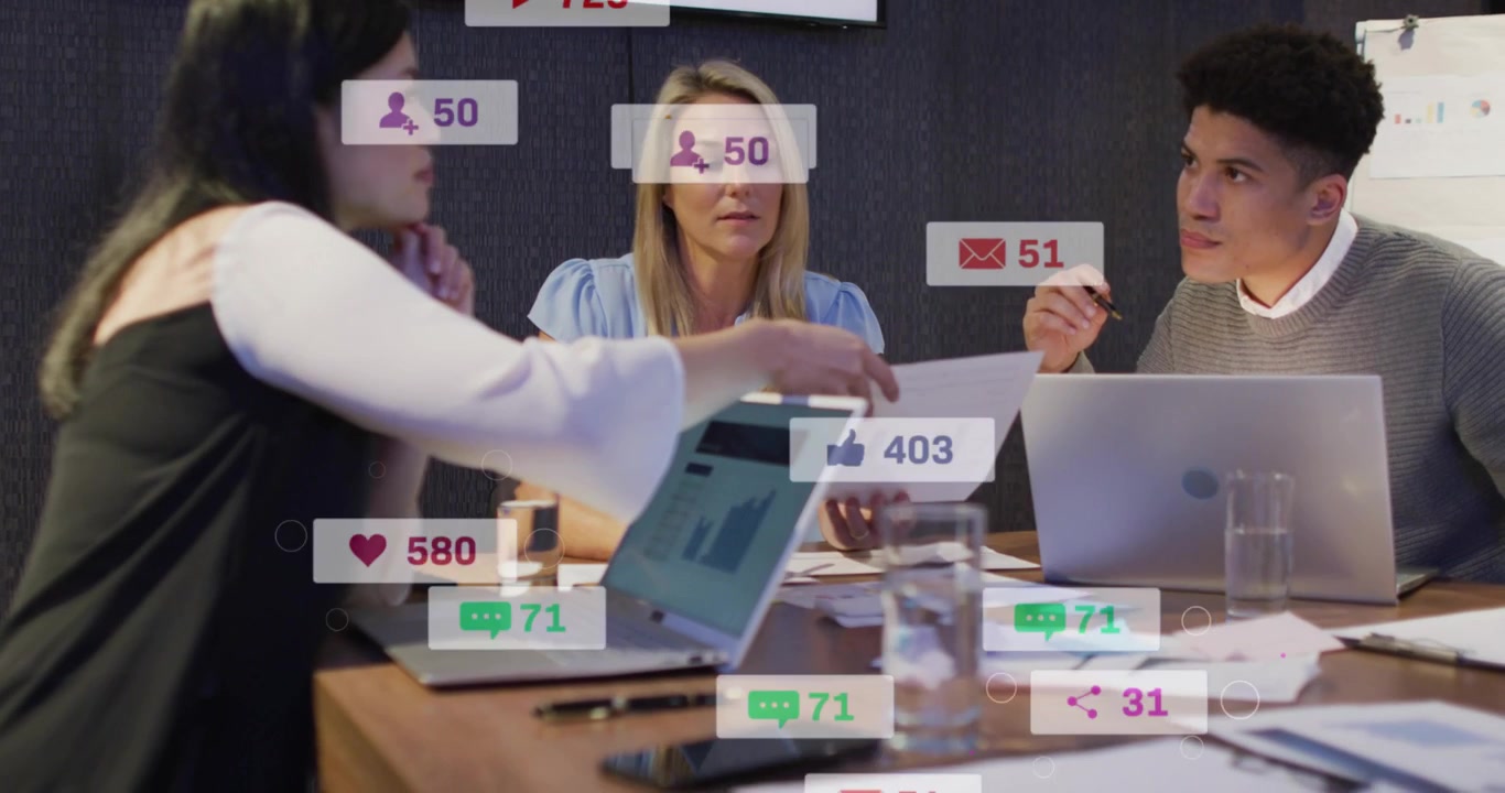 Mulher à esquerda entregando um gráfico, equipe verificando telas, enquanto alertas flutuantes obscurecem para um resumo de marketing.