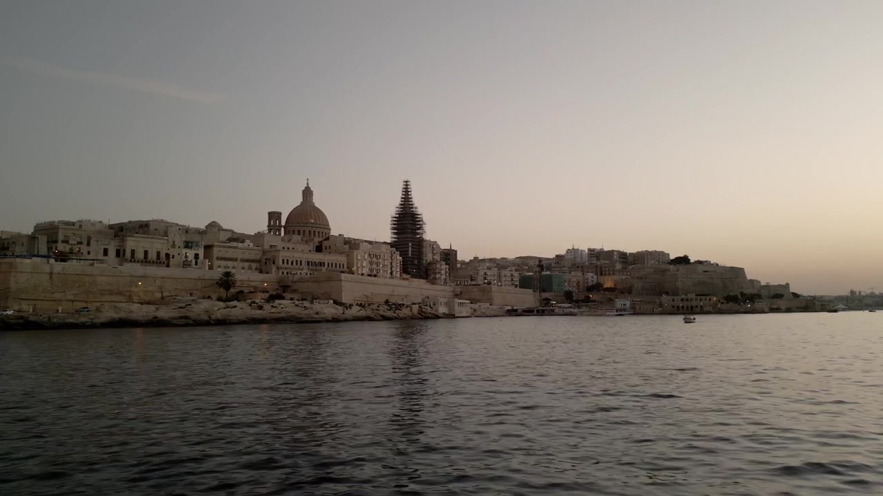 Ripresa con drone da La Valletta, Malta, al tramonto inoltrato.