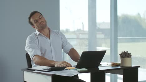 hombre de negocios tratando de relajarse en un lugar de trabajo remoto. hombre cansado relajándose en casa.