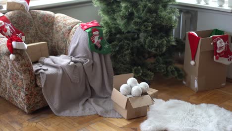proceso de preparación navideña, ramas de árbol de navidad. preparativos navideños.