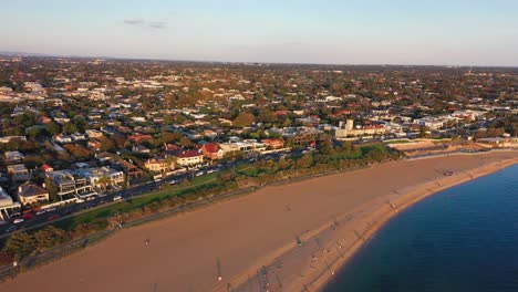 video aéreo volando a lo largo de la playa de brighton en melbourne, australia
