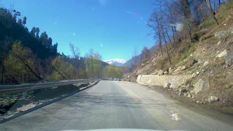 Blick-Auf-Das-Armaturenbrett-Eines-Bergstraßenautos-Am-Tag-In-Unterschiedlichem-Gelände-Auf-Der-Autobahn-Manali-Leh-Ladakh-In-Himachal-Pradesh,-Indien,-Am-22.-März-2023