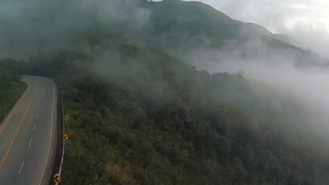 molleturo 근처의 cuenca-guayaquil-naranjal 고속도로를 따라 안개가 자욱한 날에 차량을 보여주는 항공 비디오
