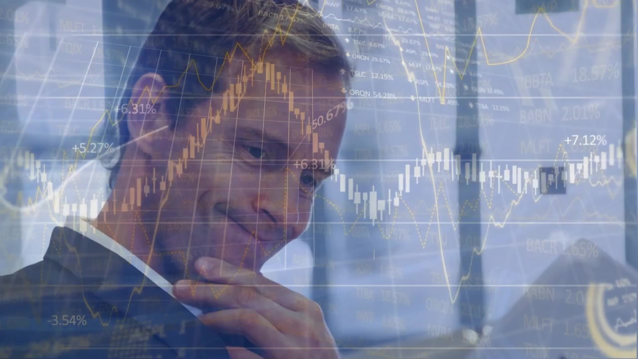 Forretningsmand analyserer finansielle data og aktiemarkedstendenser på kontoret