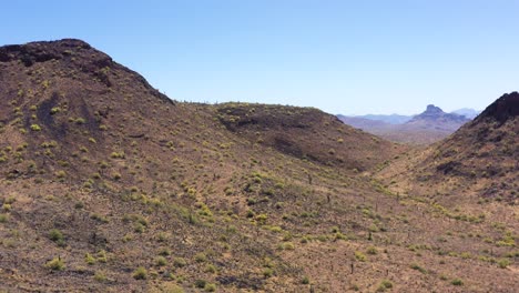 Panorámica-Lenta-Aérea-A-Través-Del-Paisaje-Montañoso-Del-Desierto,-Reserva-India-Del-Río-Salado,-Scottsdale,-Arizona