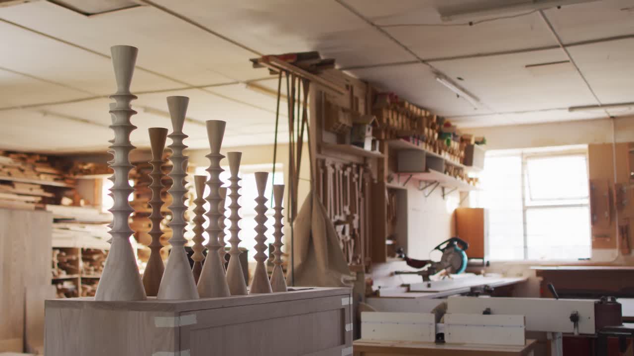 전통적인 목공 작업장에서의 기계와 도구의 비디오
