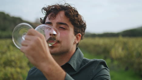 sommelier probiert weinberg aus der nähe. mann weinmacher genießt geschmack alkohol.