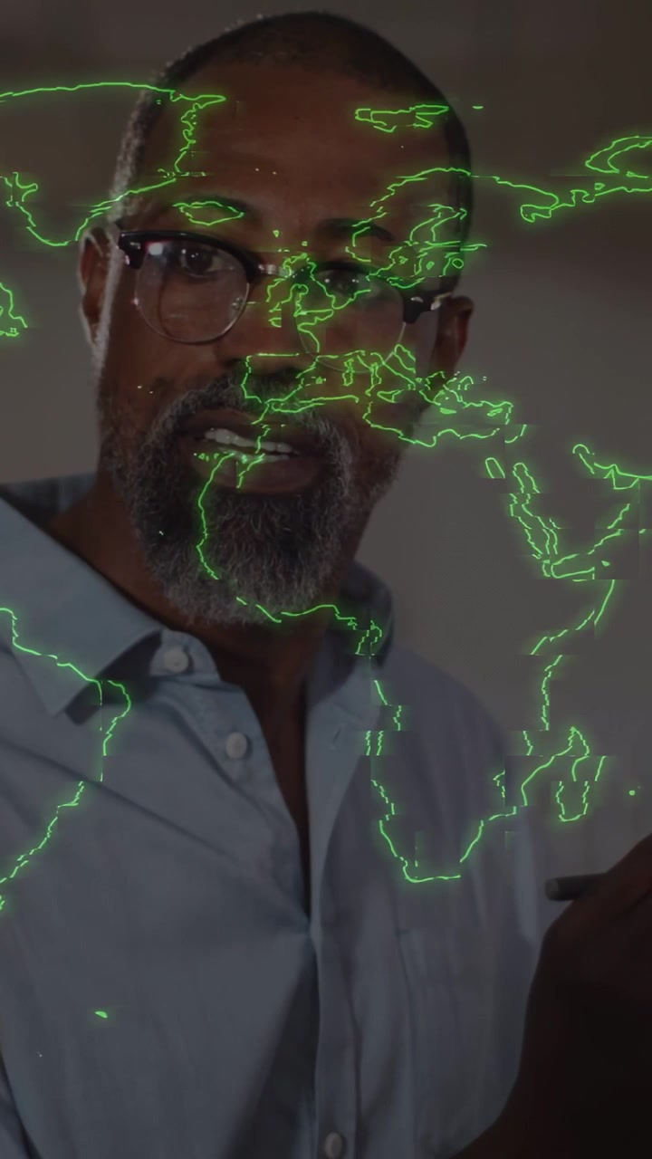 Video verticale: Presentatore uomo che parla in una demo tecnologica, sollevando uno stilo e tracciando una sovrapposizione di mappa verde