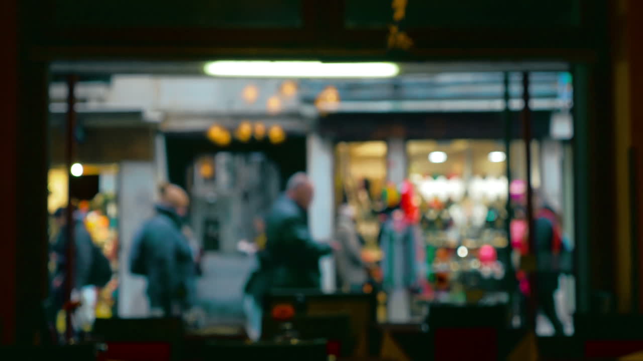 쇼 창문을 통해 거리 전망