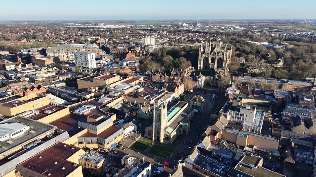 Peterborough Birleşik Krallık şehir merkezi katedrali ve perakende mağazaları drone, hava çekimi