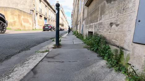 vista de la acera con coches y edificios que pasan