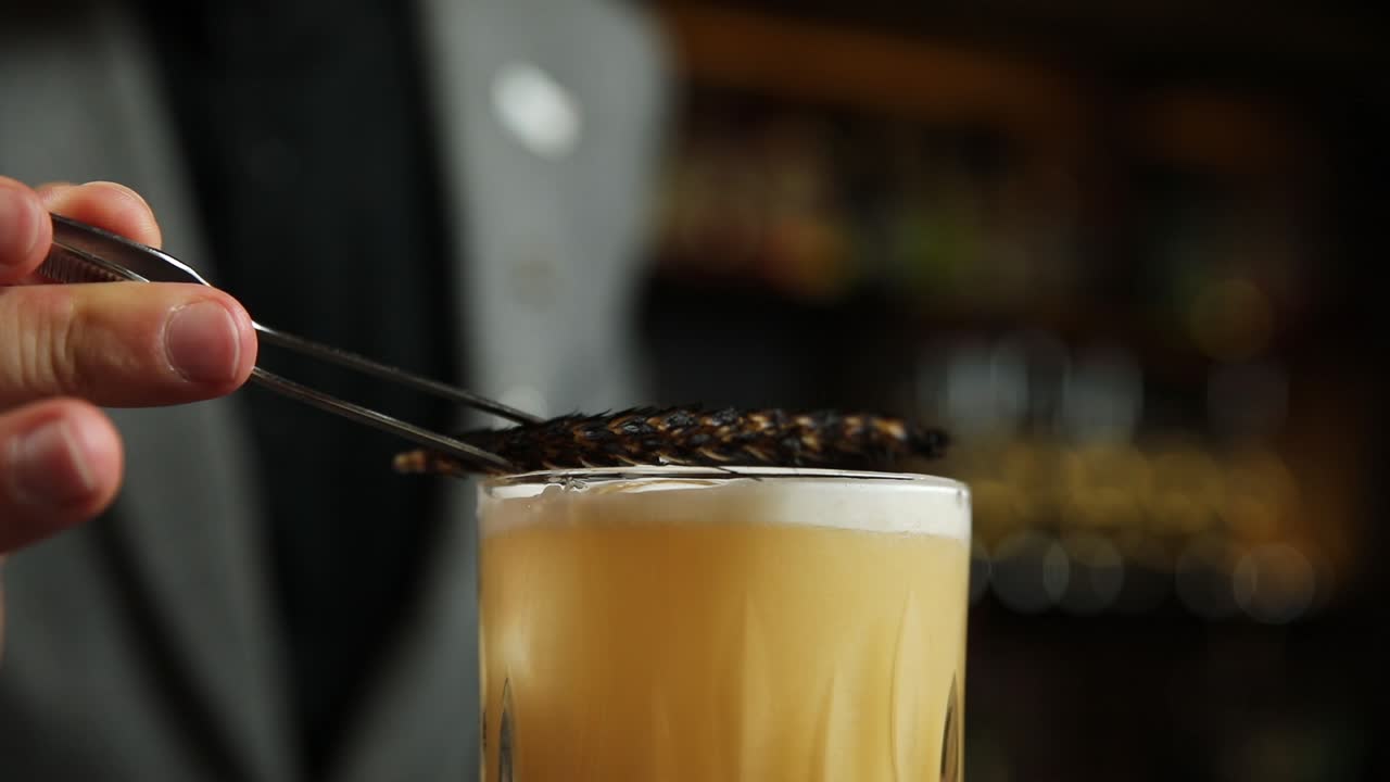 테일을 만드는 바텐더