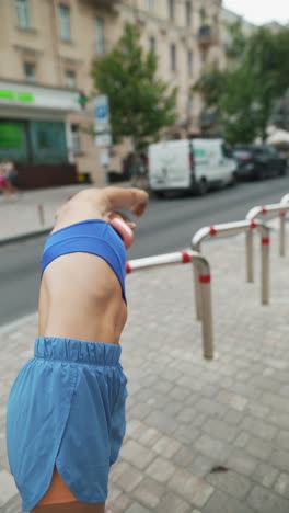 mujer estirándose al aire libre