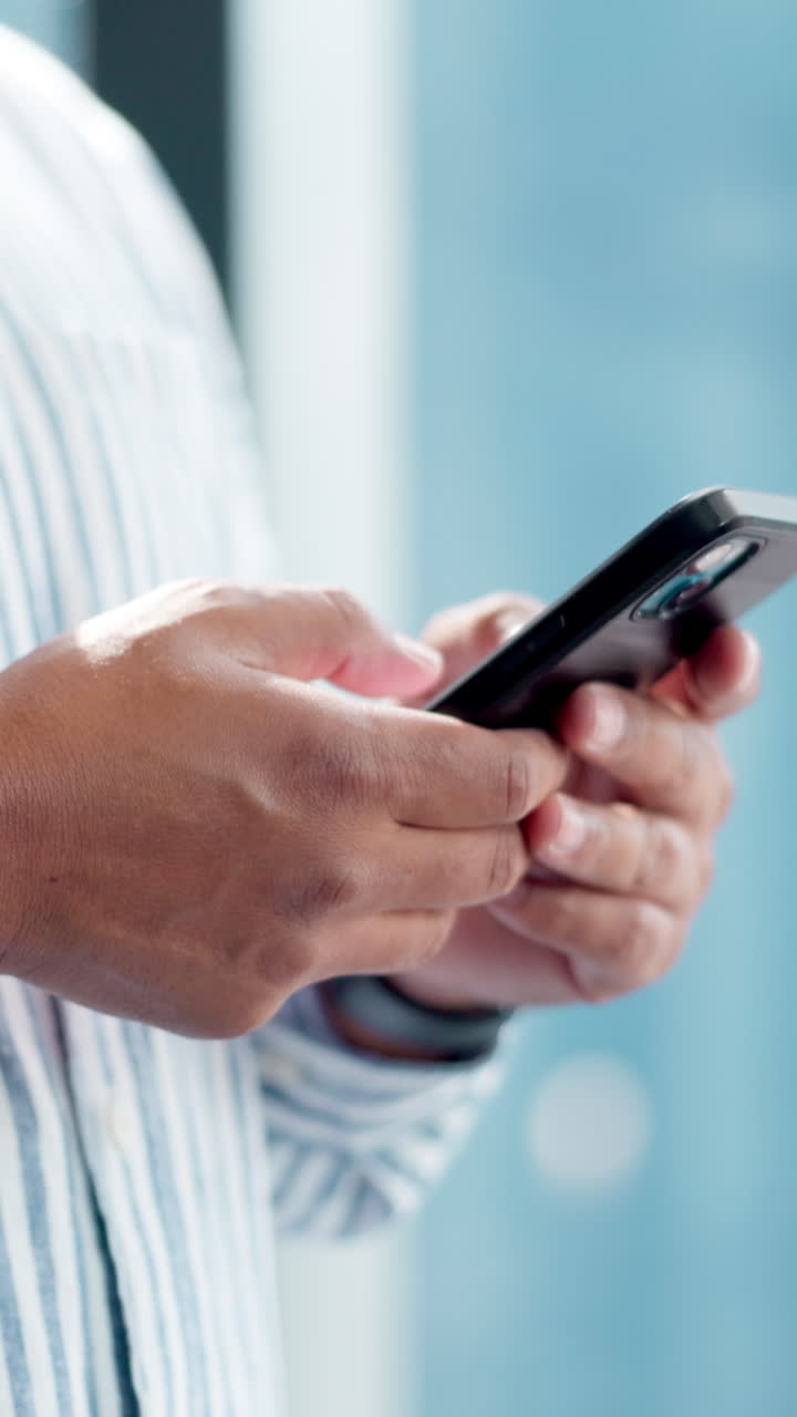 Primo piano di mani che digitano su uno smartphone