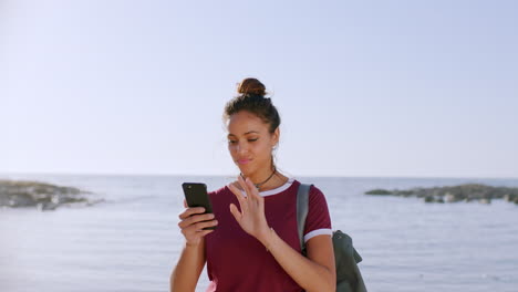 Happy-woman,-phone-and-beach-with-a-backpack