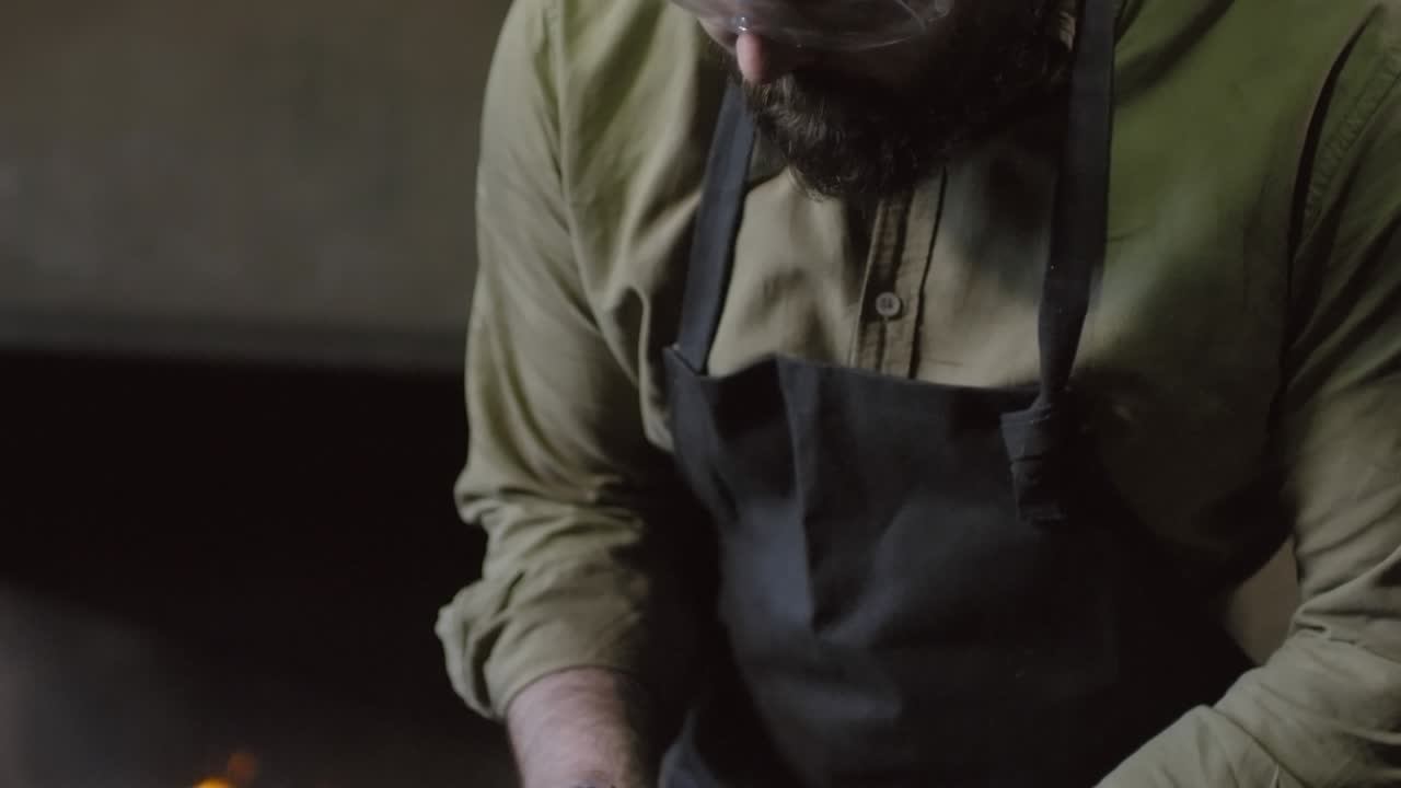 molienda de metales con lijadora de mano