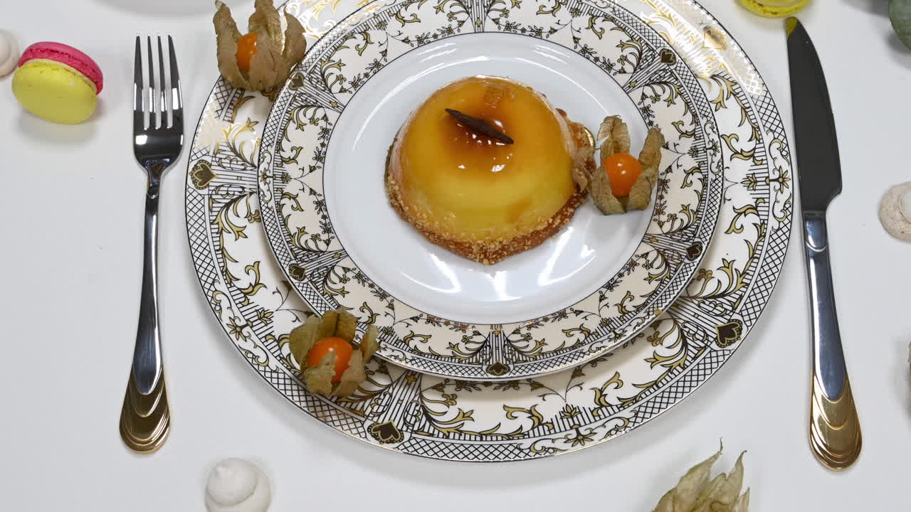 Primer plano de un té con postre amarillo sobre una mesa bellamente dispuesta