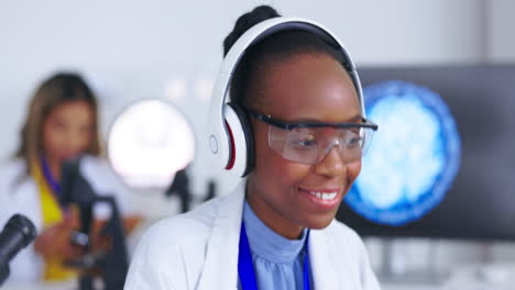 Mujer-Negra,-Científica-Con-Auriculares