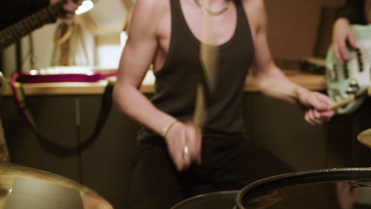 스튜디오에 있는 알아볼 수 없는 음악가