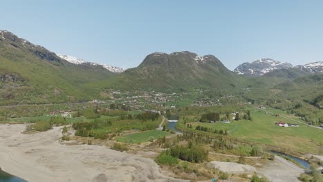 Malerische-Luftaufnahme-Von-Røldal-In-Norwegen,-Mit-Bergen,-Viel-Grün-Und-Einem-Klaren-Blauen-Himmel