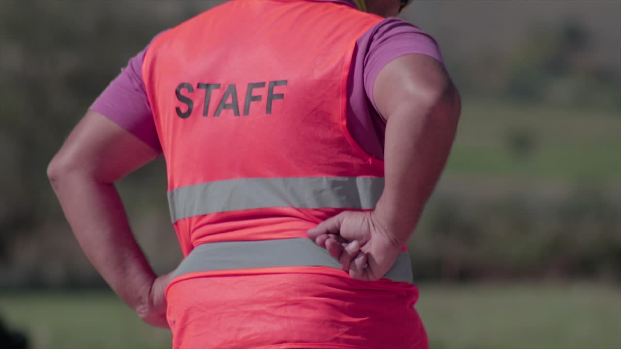 공개 행사에서 일하는 직원. "직원"