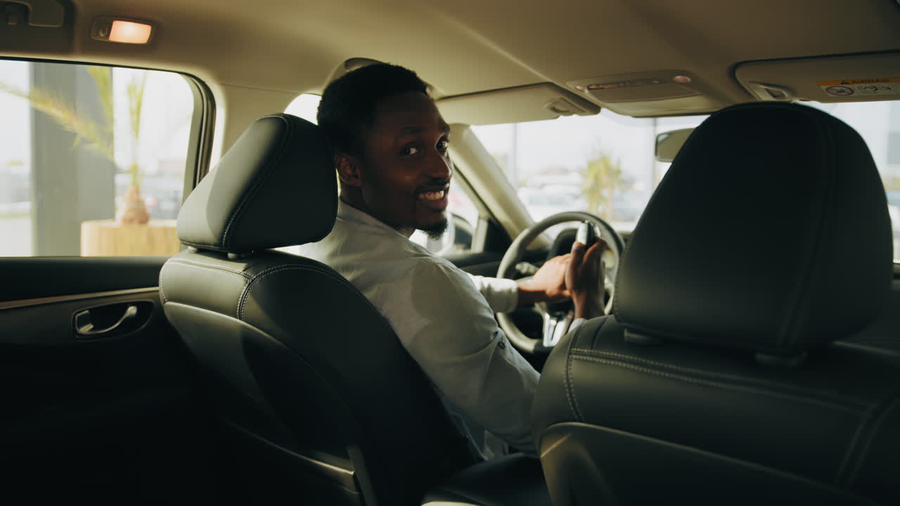 차에 앉아 있는 남자