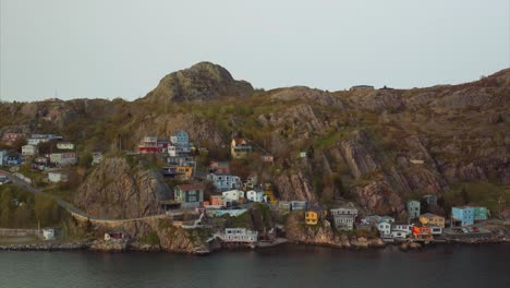 Casas-Coloridas-Construidas-En-La-Ladera-Rocosa-A-Lo-Largo-De-La-Costa.