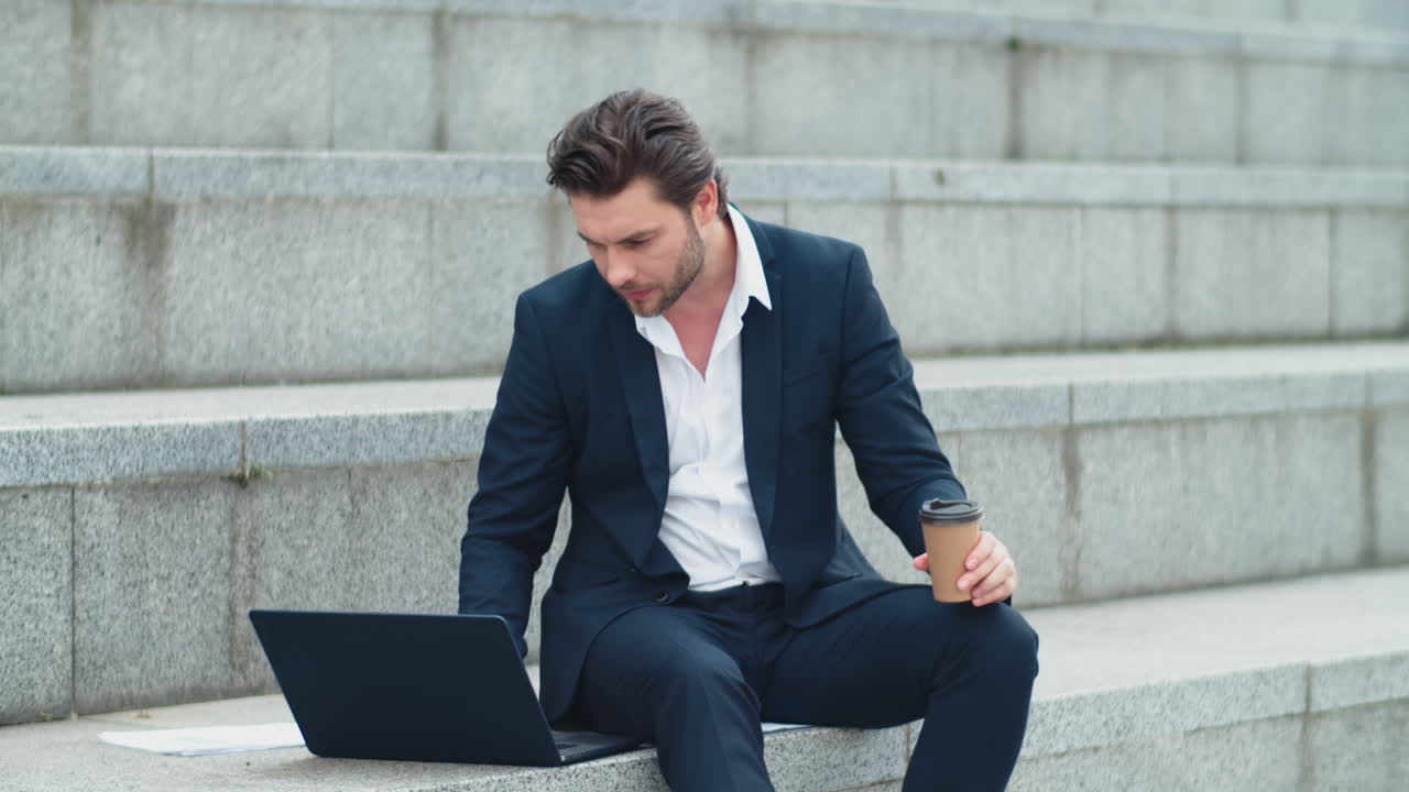 el gerente celebra la victoria