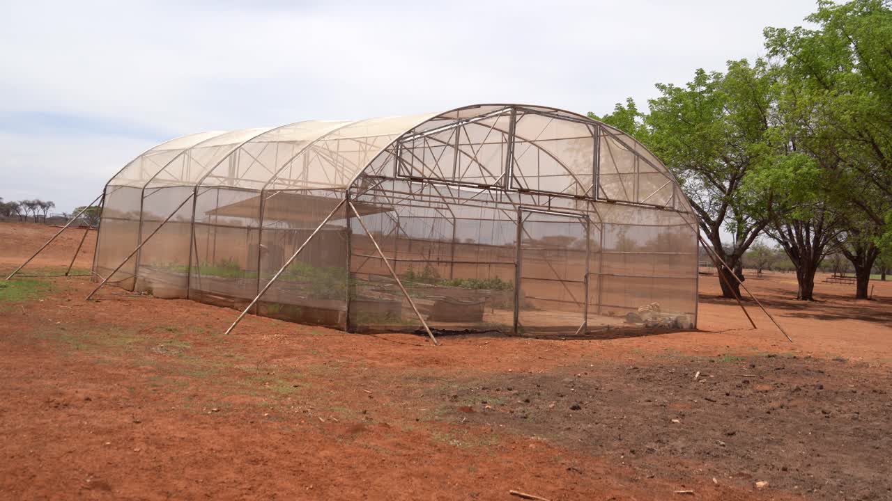 toma panorámica de un invernadero en mal estado