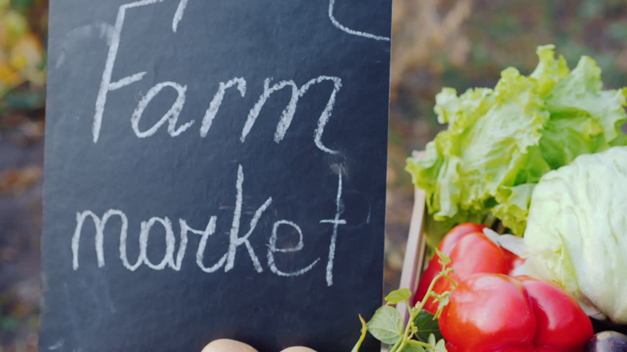 카운터에 야채와 접시 농장 시장