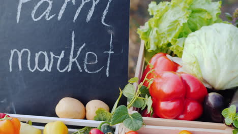 Verduras-Y-Plato-De-Mercado-Agrícola-En-El-Mostrador