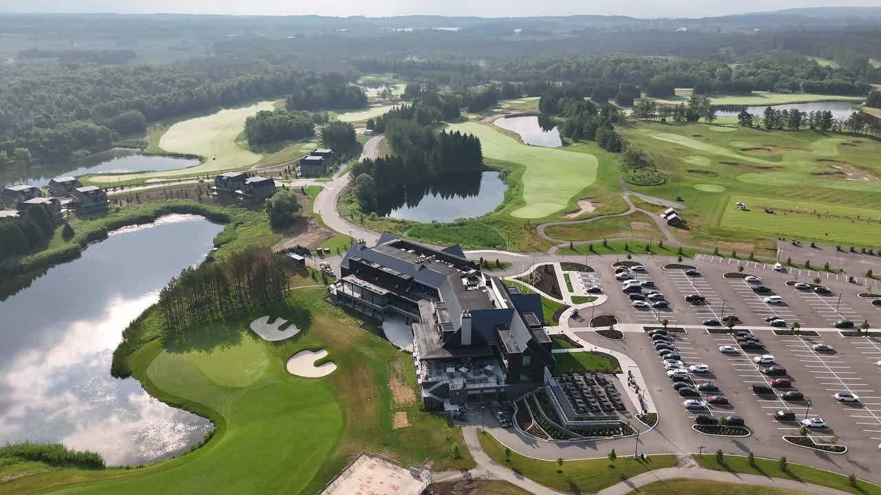 Ripresa aerea in carrello della Clubhouse del campo da golf TPC Toronto ad Osprey Valley all'alba ad Alton, Caledon, Canada
