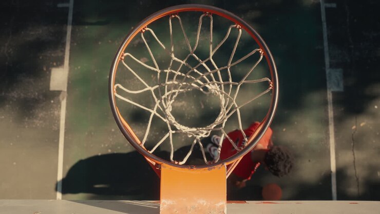 giocatore di basket che spara un cestino