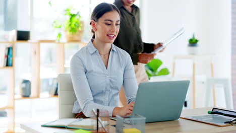 Mujeres-De-Negocios,-Documentos-Y-Discusión-En-Equipo.