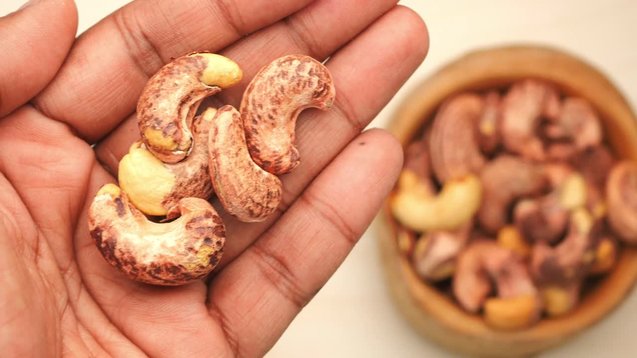 Cashewnøtter i en hånd