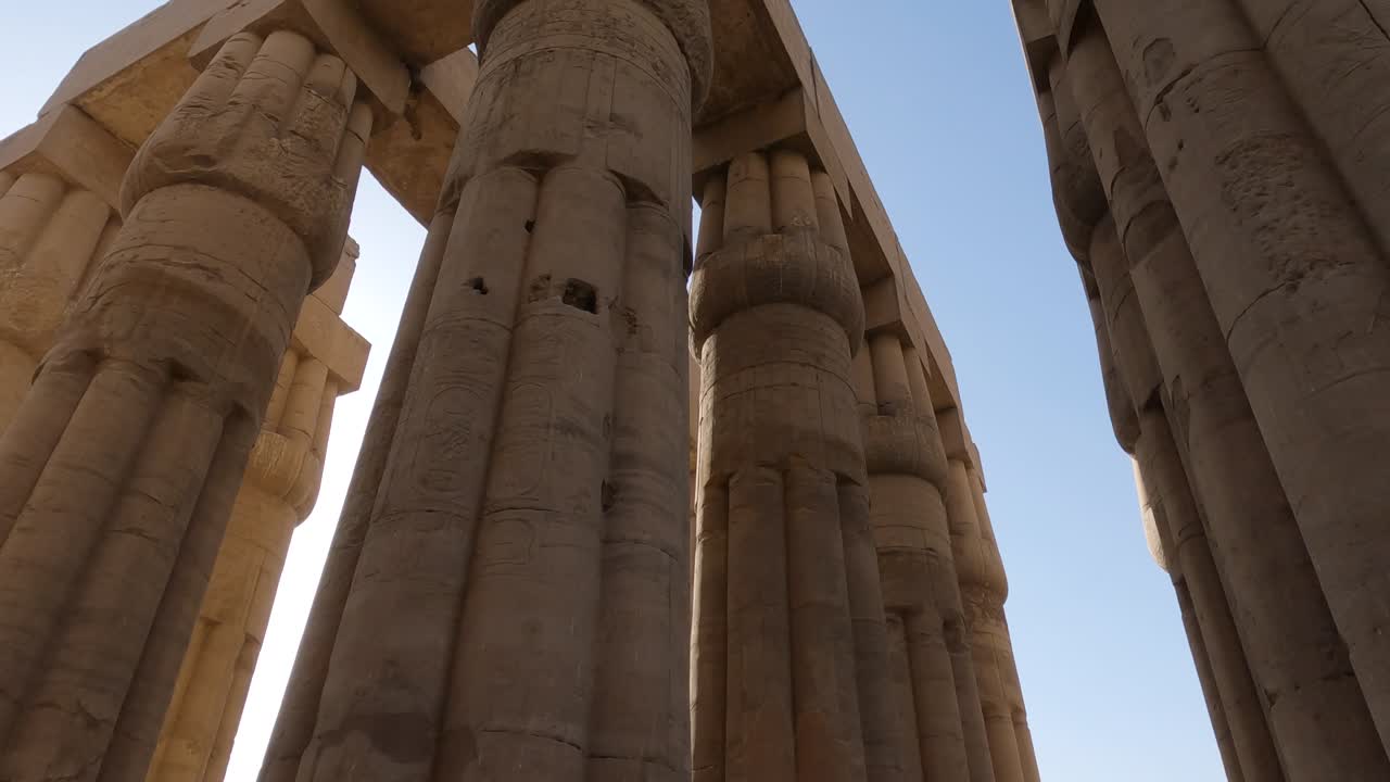 vista de las columnas de la sala hipóstila en el templo de luxor, pilares de la antigua civilización egipcia