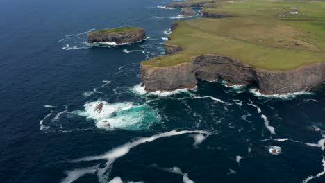 Imágenes-Panorámicas-Aéreas-De-La-Costa-Del-Mar-Con-Olas-Rompiendo-En-Acantilados-Rocosos-Y-Afloramientos.-Paseo-Del-Acantilado-De-Kilkee,-Irlanda