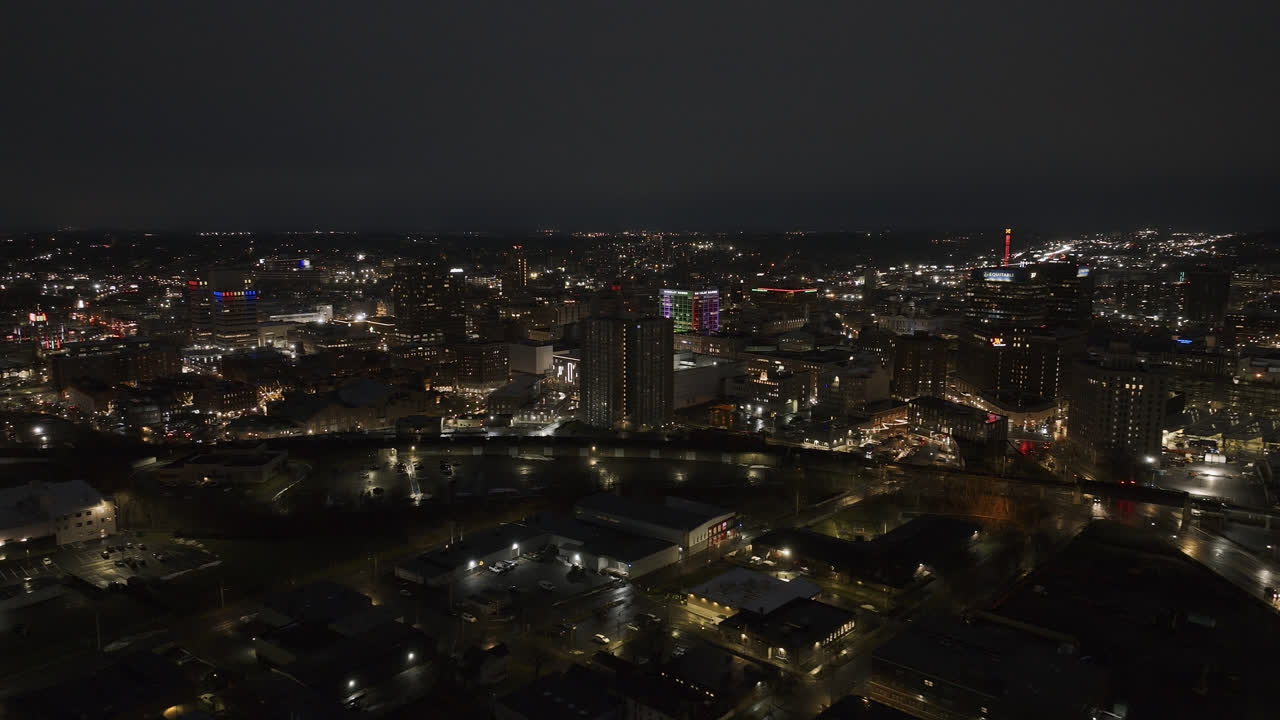 Toma con dron de Siracusa de noche. Grabado en el estado de Nueva York.