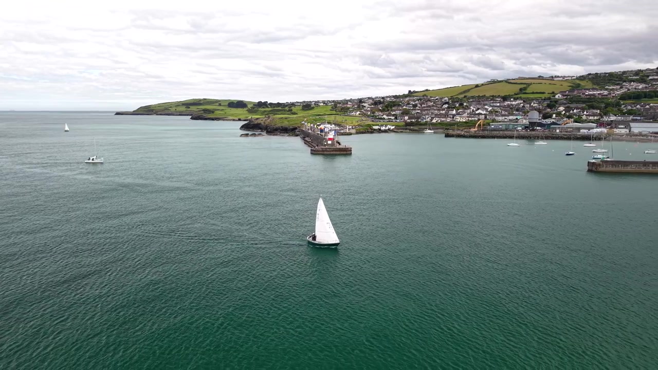 Veduta aerea panoramica di uno yacht a vela che naviga verso il porto di Wicklow, Contea di Wicklow